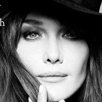 Carla Bruni Çıplak