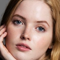 Ellie Bamber Çıplak
