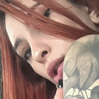 Riley Red Çıplak